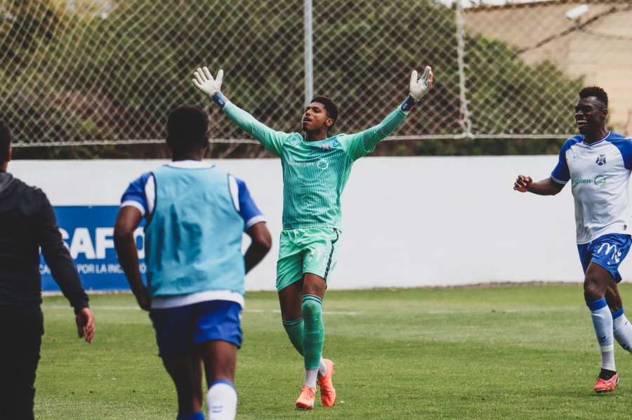 Moha Ramos, portero del Tenerife B, marca un gol desde su área