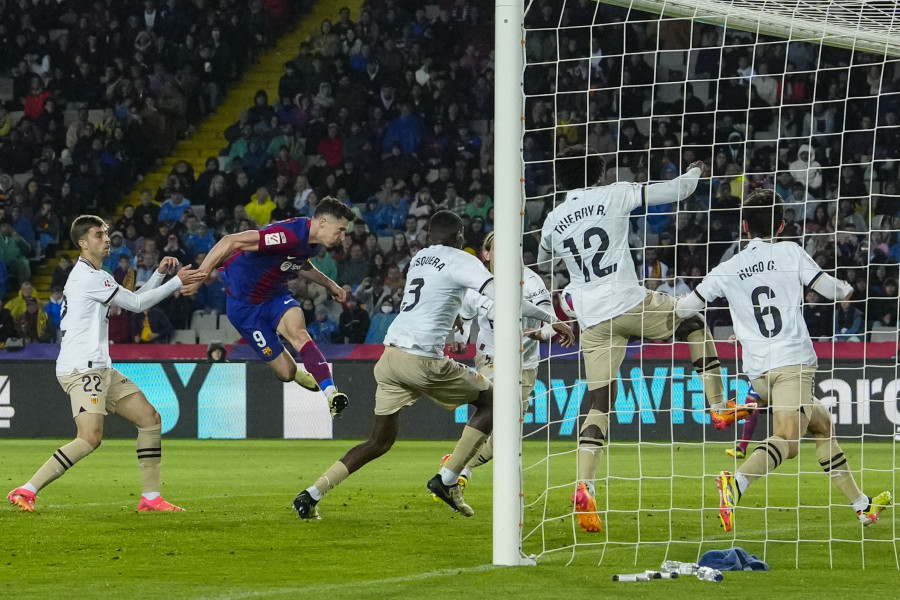 Lewandowski rescata a tiempo al Barça ante un combativo Valencia (4-2)