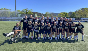 Jóvenes futbolistas de Gernika se rapan el pelo en apoyo a un compañero con cáncer