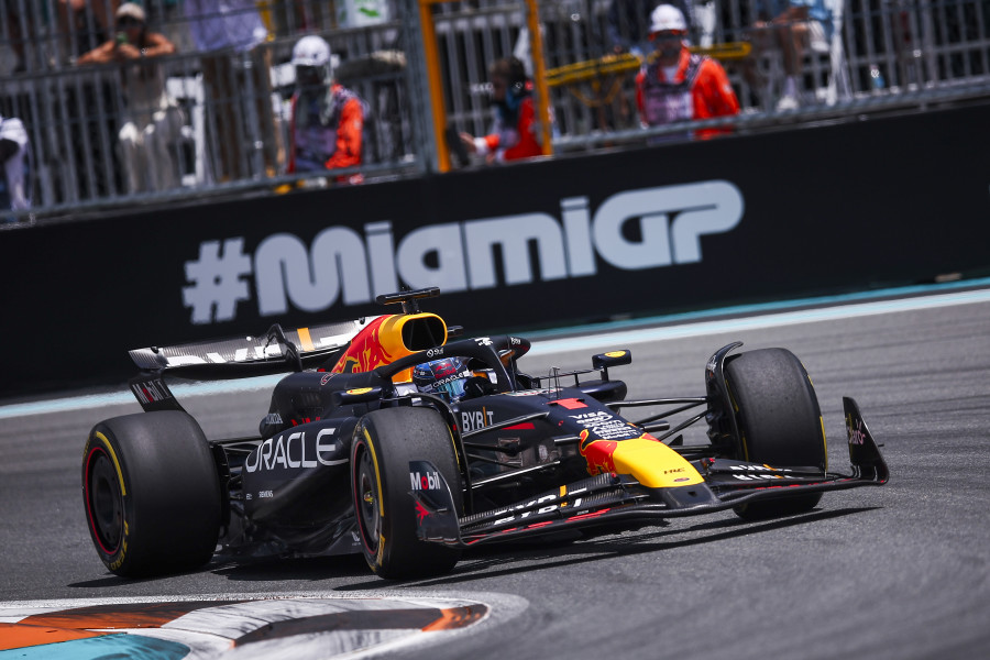 Verstappen insiste en su dominio y se impone en la carrera al esprint