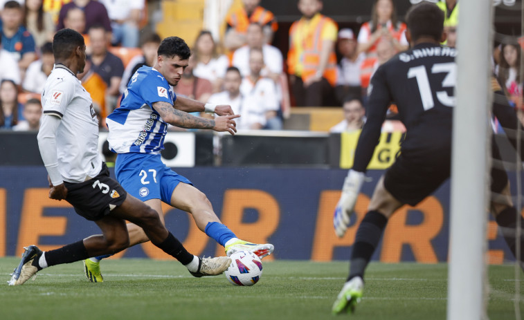 Javi López sella la permanencia del Alavés y aleja al Valencia de Europa (0-1)