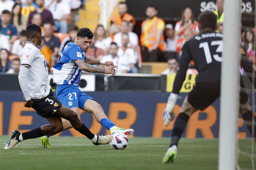 Javi López sella la permanencia del Alavés y aleja al Valencia de Europa (0-1)