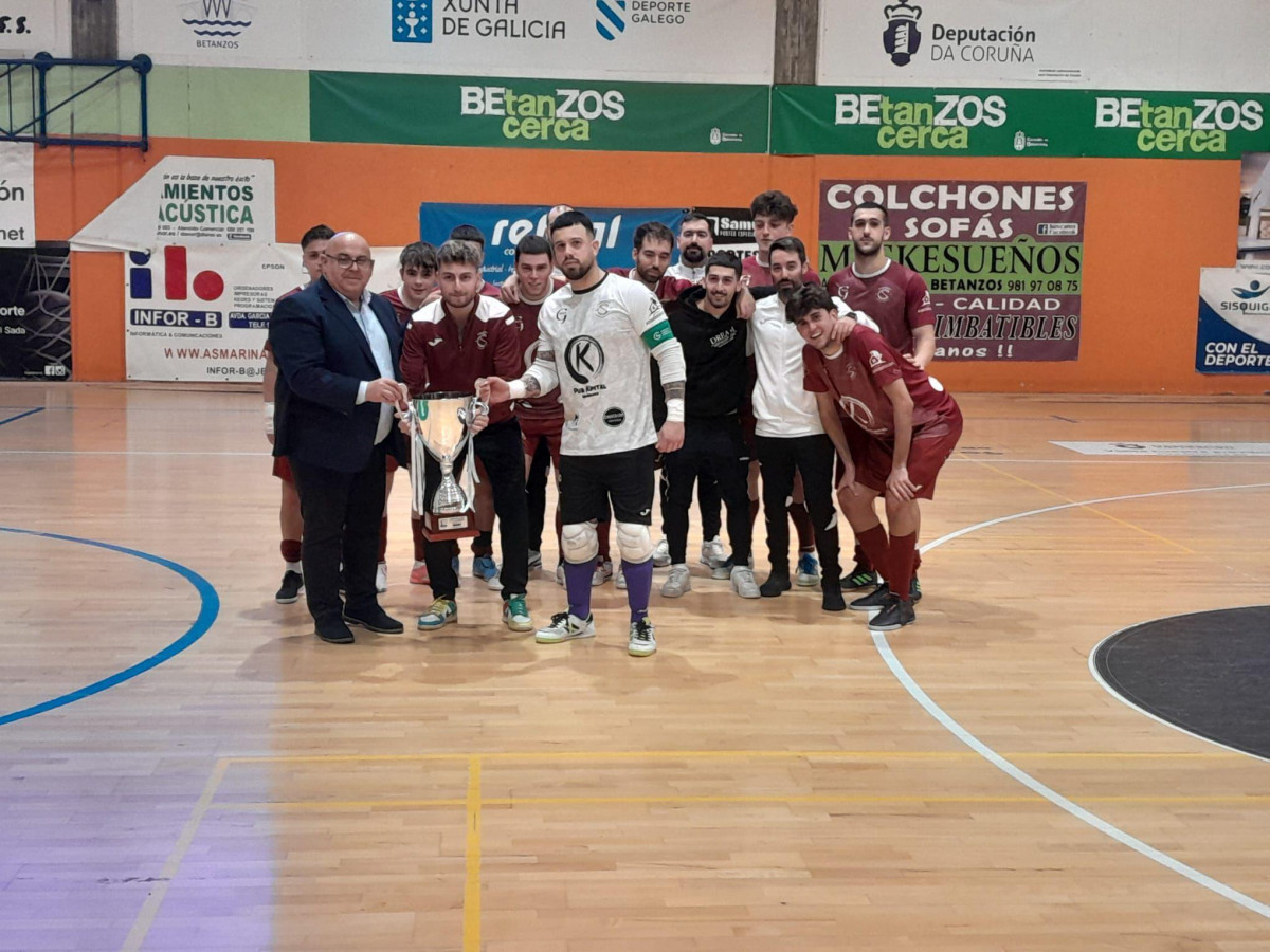 Los componentes del Composala reciben el trofeo de campeón de Pablo Prieto   Futgal