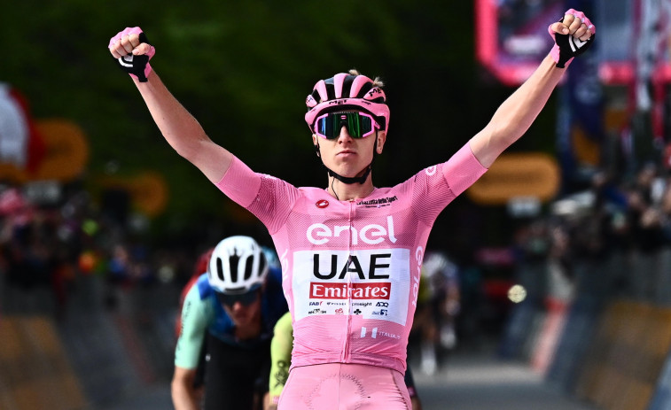 Pogacar impone la fuerza de la maglia rosa con triplete en Prati di Tivo