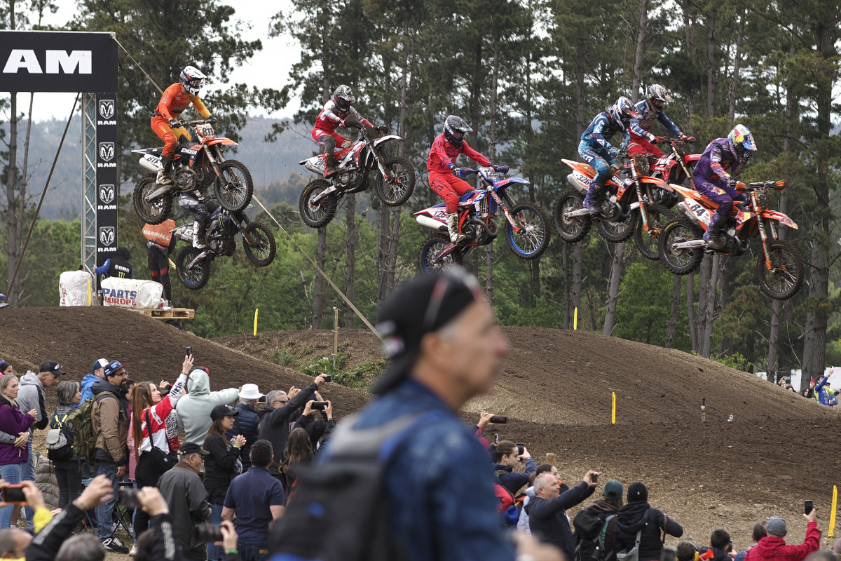 LUGO, 12/05/2024.- Varios pilotos durante la primera manga de MXGP del Gran Premio de Galicia del Campeonato del Mundo de Motocross, este domingo en el circuito Jorge Prado de Lugo. EFE/ Eliseo Trigo