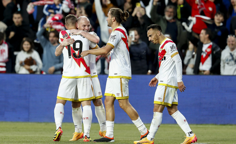 El Rayo acaricia la salvación en la temporada de su centenario (2-1)