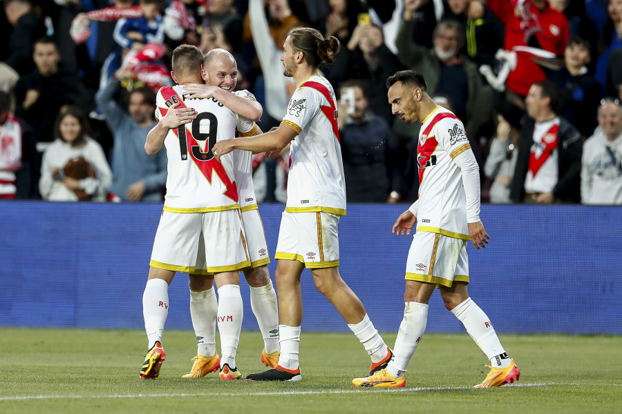 El Rayo acaricia la salvación en la temporada de su centenario (2-1)