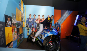 Los jugadores del Depor andan como motos en el Museo MEGA de Estrella Galicia