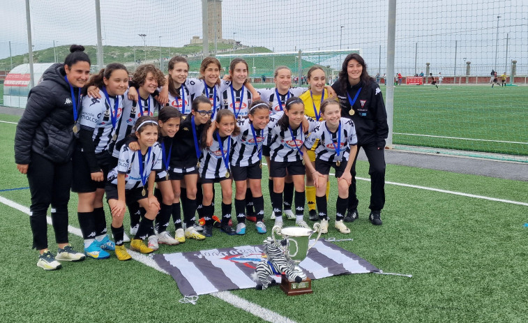 Las catorce campeonas del Victoria alevín