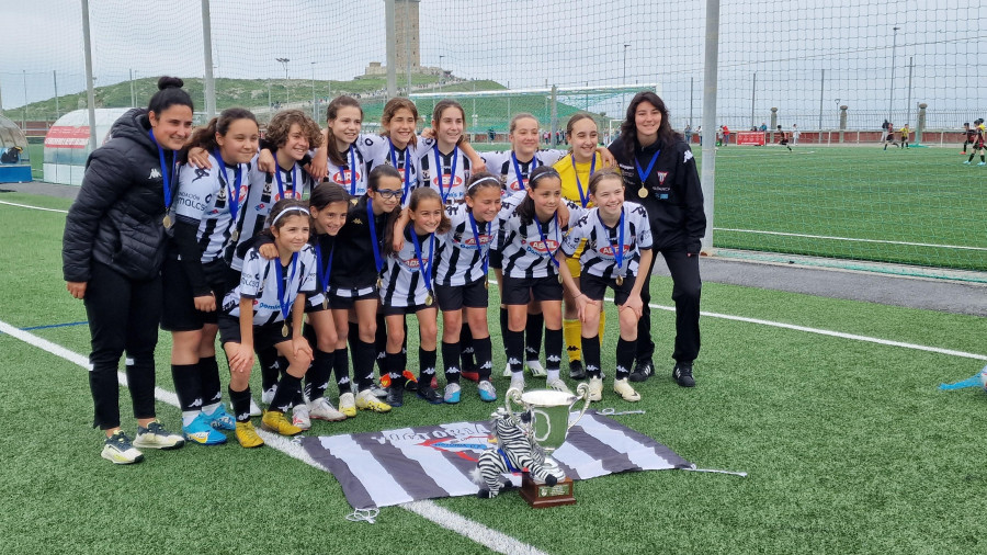 Las catorce campeonas del Victoria alevín