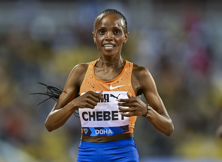 Beatrice Chebet destroza el récord mundial de 10.000 metros en pista en Eugene