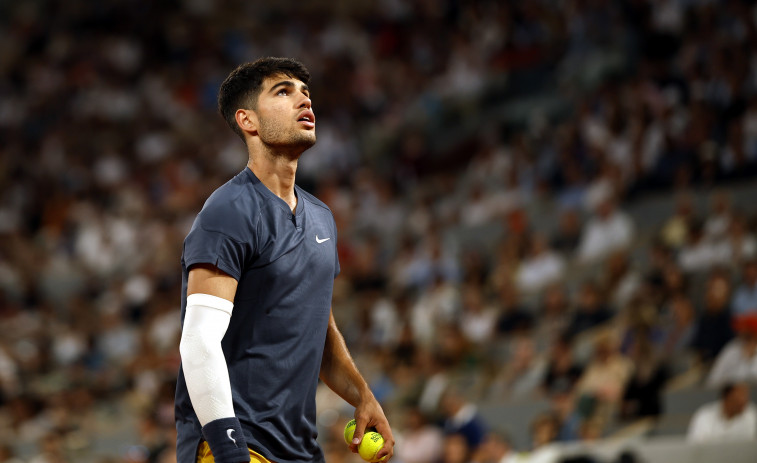 Alcaraz avasalla a Wolf en su debut en Roland Garros