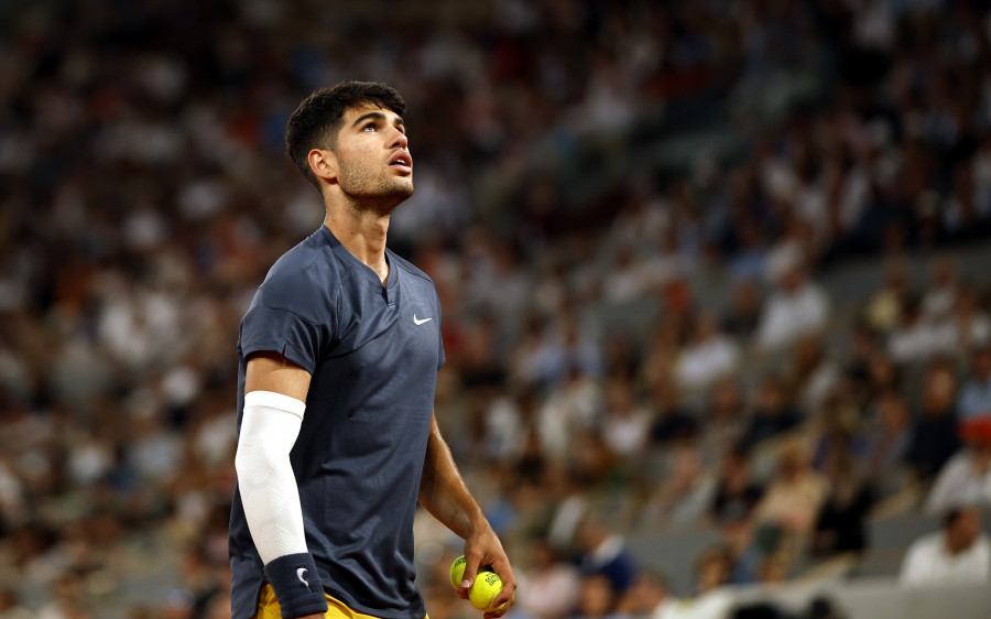 Alcaraz avasalla a Wolf en su debut en Roland Garros