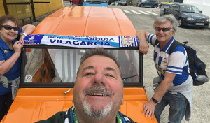 La peña ‘Perla de Arousa’ se desplazó a Riazor en un Citroen Mehari de 1985