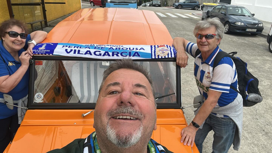 La peña ‘Perla de Arousa’ se desplazó a Riazor en un Citroen Mehari de 1985