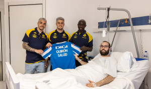 El hospital Quirónsalud A Coruña recibe la visita de Eric Puerto, Iano Simao y Ximo Navarro