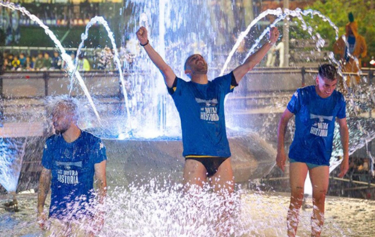 Lucas celebra el ascenso en la fuente de Cuatro Caminos RC Deportivo