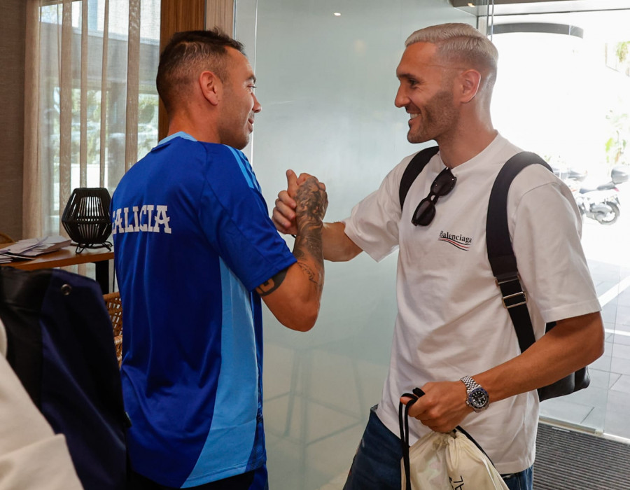 Lucas Pérez y Diego Villares llegan a la concentración de la Selección Gallega