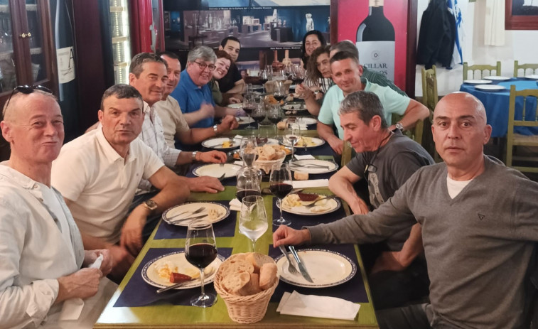 La peña ‘Torcida da Cabaña’ celebró el ascenso con una comida