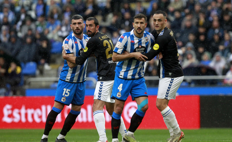 Córner a favor del Depor, peligro para el rival