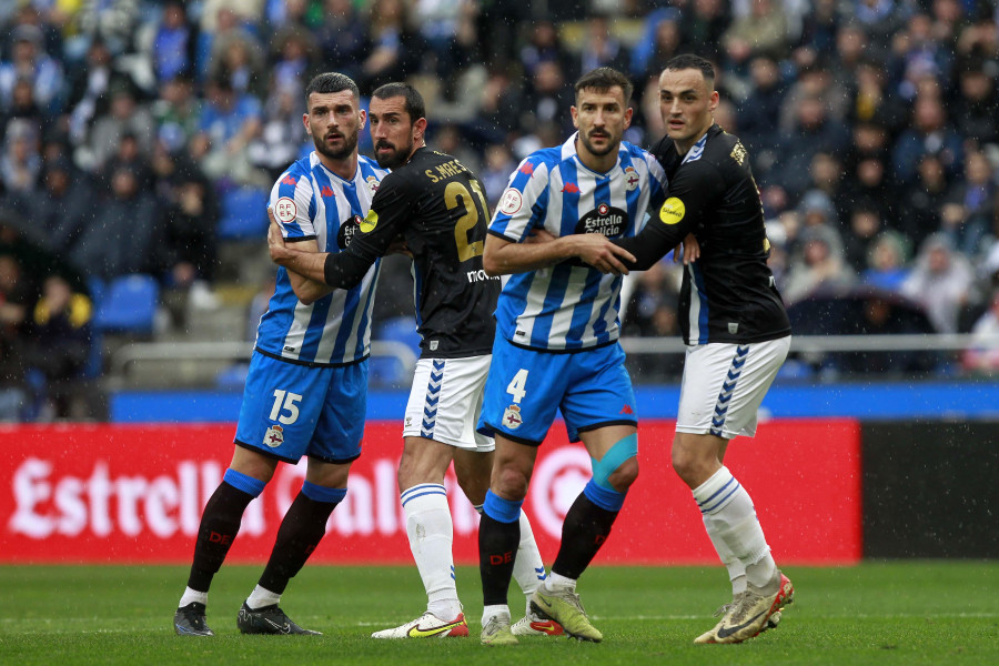 Córner a favor del Depor, peligro para el rival