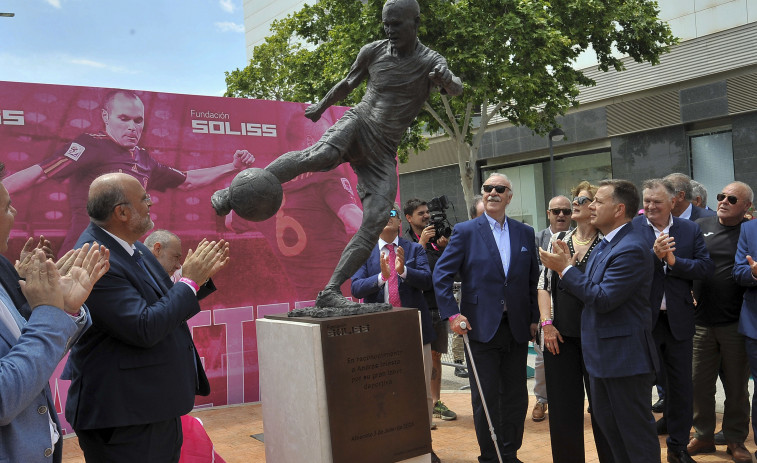 Una escultura inmortaliza en Albacete el gol de Iniesta en el Mundial de Sudáfrica