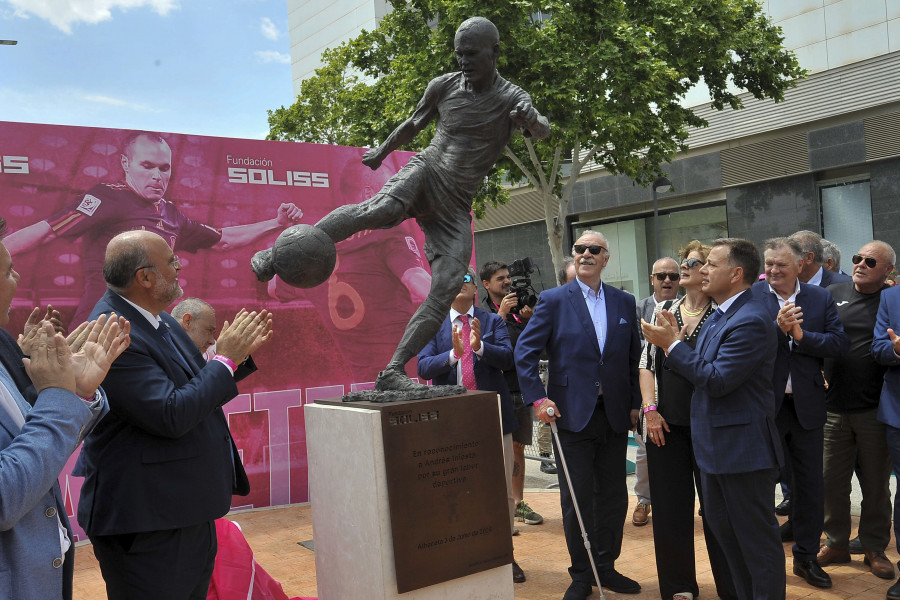 Una escultura inmortaliza en Albacete el gol de Iniesta en el Mundial de Sudáfrica