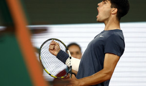 Alcaraz retrata a Tsitsipas camino de la semifinal ante Sinner en Roland Garros