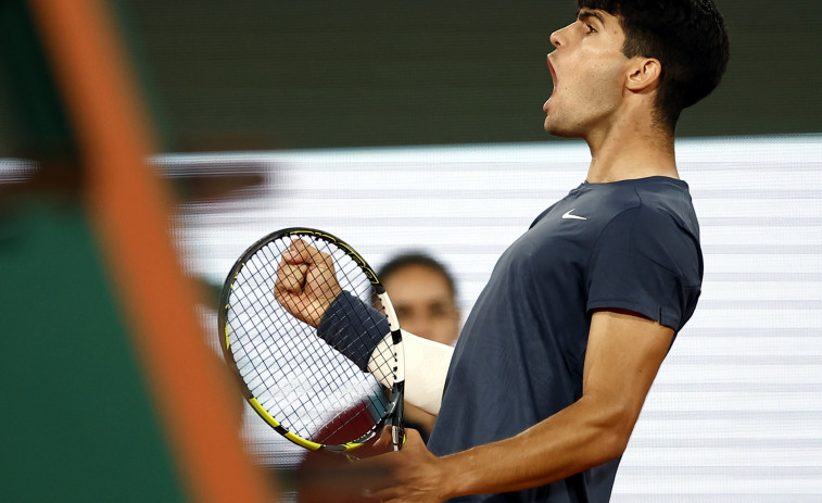 Alcaraz retrata a Tsitsipas camino de la semifinal ante Sinner en Roland Garros