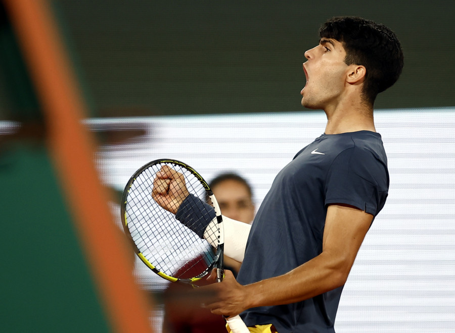 Alcaraz retrata a Tsitsipas camino de la semifinal ante Sinner en Roland Garros