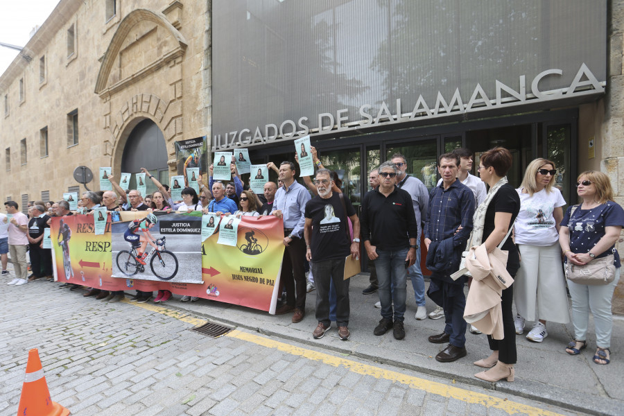 El padre de la ciclista Estela Domínguez sale "indignado" de un juicio que termina con enfrentamientos