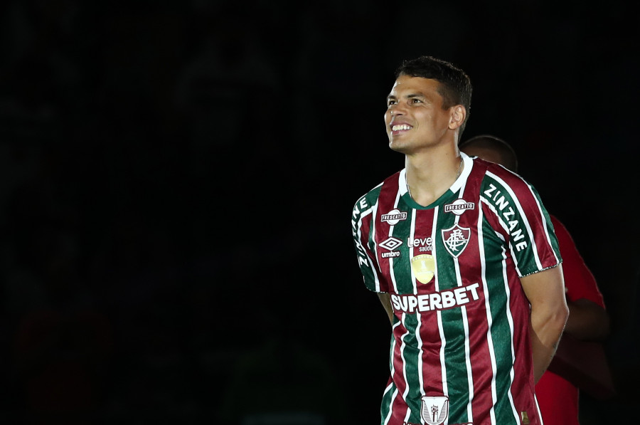 Thiago Silva celebra la vuelta a "casa" en su abarrotada presentación con el Fluminense