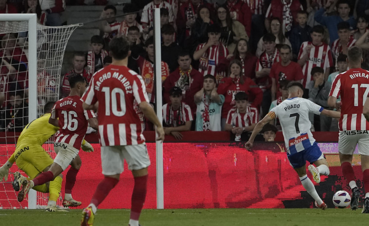 Puado deja al Espanyol más cerca del ascenso y frustra las ilusiones del Sporting (0-1)