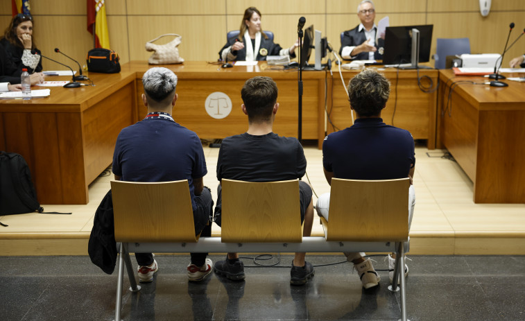 Condenados a 8 meses de cárcel 3 aficionados por insultos racistas a Vinícius en Mestalla