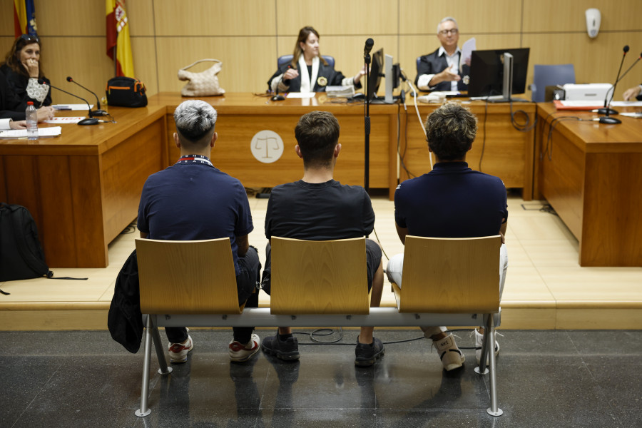 Condenados a 8 meses de cárcel 3 aficionados por insultos racistas a Vinícius en Mestalla