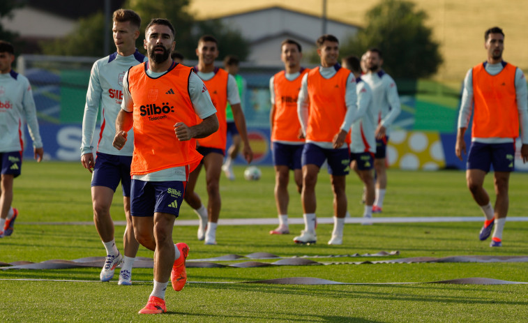 La selección española completa su primera sesión en su campo base con Olmo en el grupo