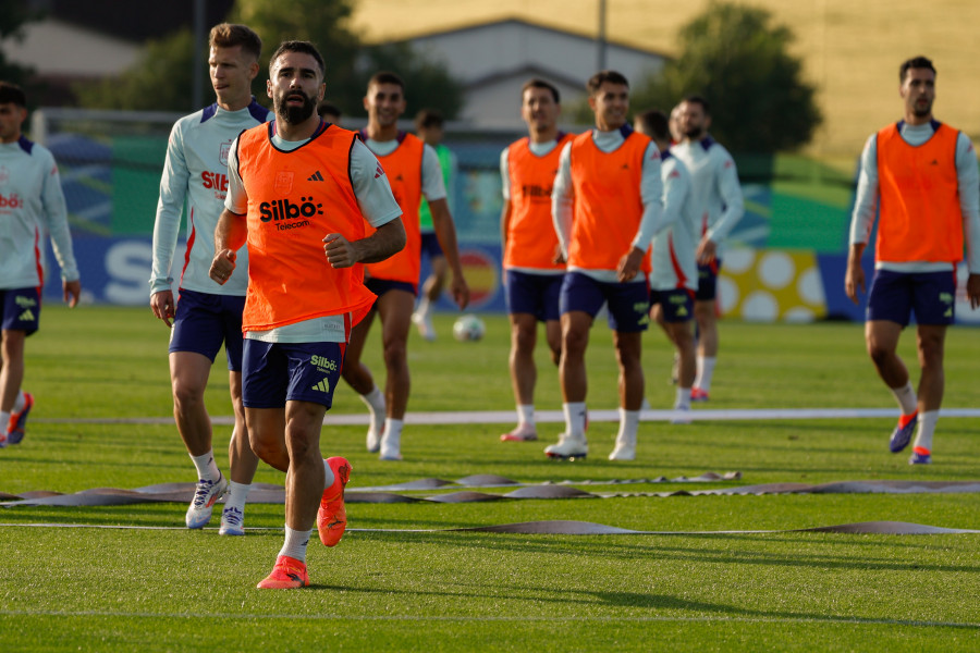 La selección española completa su primera sesión en su campo base con Olmo en el grupo