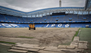 El Depor ya trabaja en el cambio del césped de Riazor, como anunció este diario