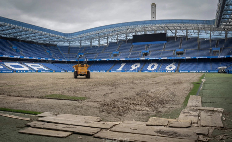 El Depor ya trabaja en el cambio del césped de Riazor, como anunció este diario