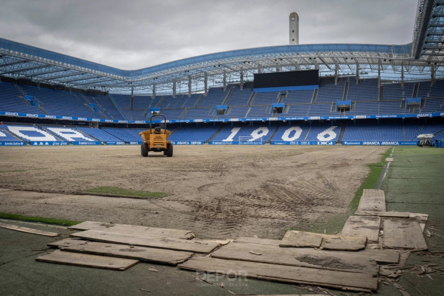 El Depor ya trabaja en el cambio del césped de Riazor, como anunció este diario