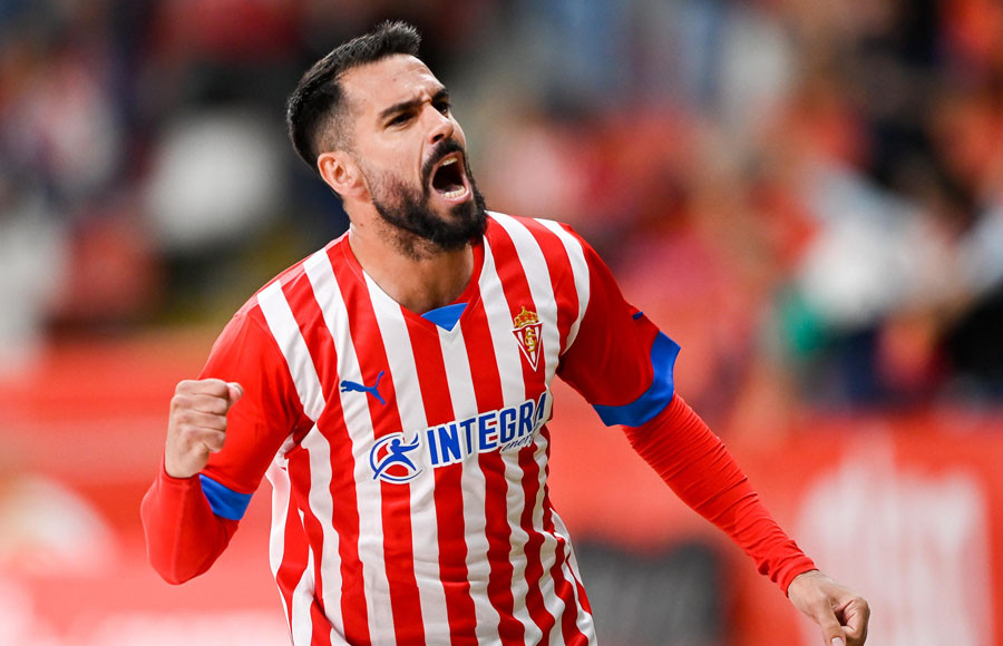 El central Pablo Insua del Sporting de Gijón,  primer fichaje del Granada