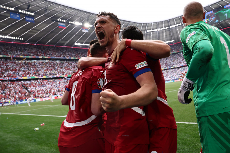 Eurocopa | Jovic salva a Serbia en el último córner (1-1)