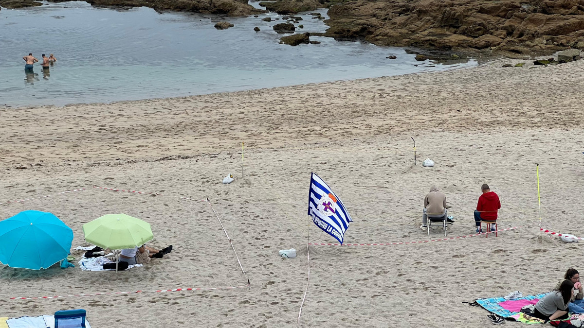 Bandera dle Depor en la playa