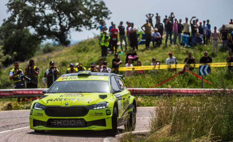 El asturiano “Cohete” Suárez defiende su liderato en el Rallye Rías Baixas