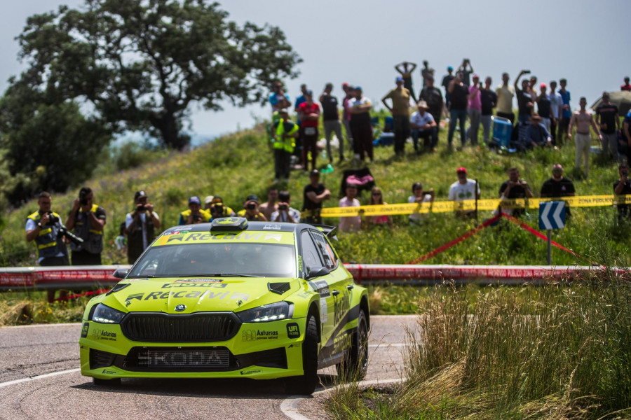 El asturiano “Cohete” Suárez defiende su liderato en el Rallye Rías Baixas