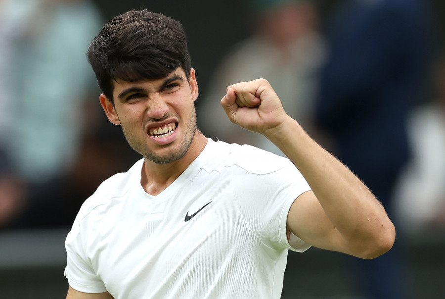 Alcaraz emerge de un naufragio contra Tiafoe