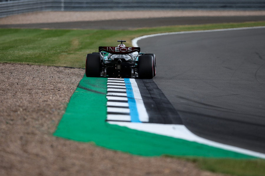 Russell marcó el mejor tiempo, por delante de Hamilton, en el último libre de Silverstone