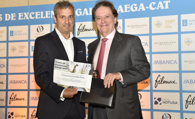 Los empresarios gallegos de Cataluña premian a Fran, eterno capitán del Depor