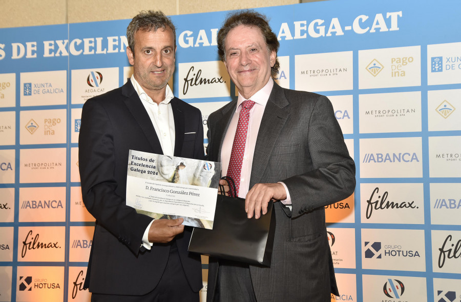 Los empresarios gallegos de Cataluña premian a Fran, eterno capitán del Depor