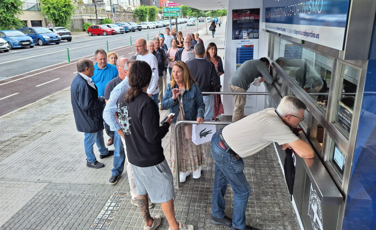 Colas en Riazor en el primer día de la campaña de abonados del Depor